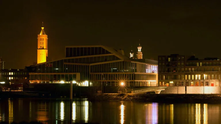 Venlo Maaspoort bij nacht Foto door H Kaya